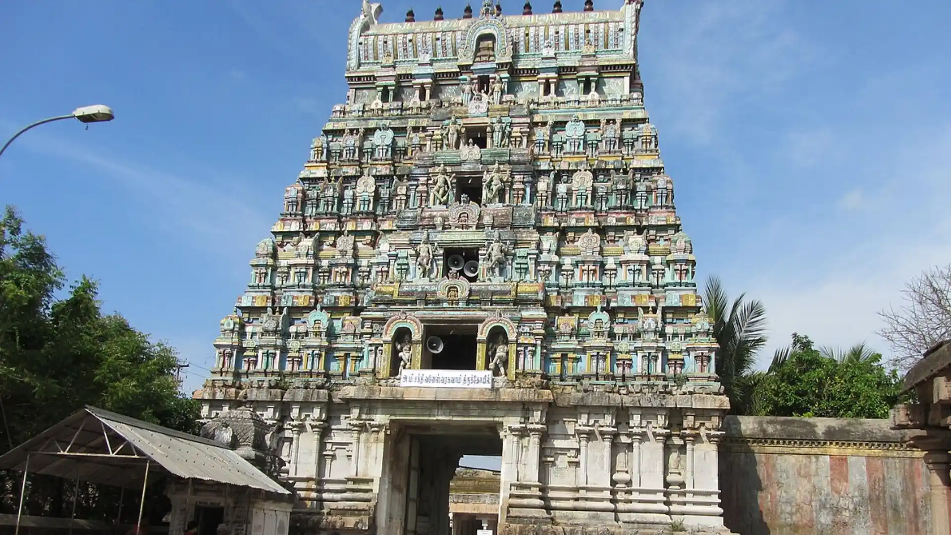 The image of the goddess embracing the Lord at the Thiruchatti Muttaram in Thanjavur